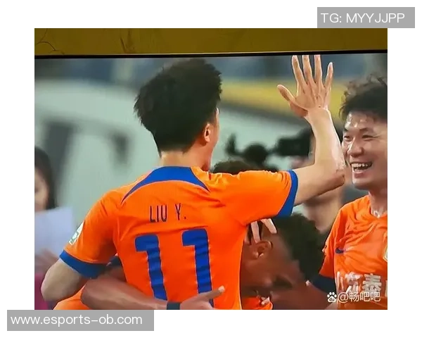 激情燃烧的绿茵场足球与火焰交织的热血瞬间